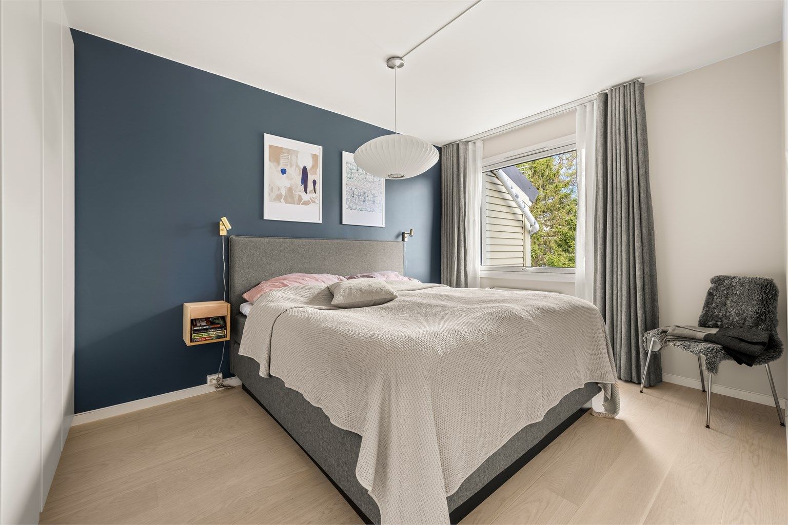 Hovedsoverommet er romslig med plass til dobbeltseng og tilhørende møblement.