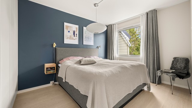 Hovedsoverommet er romslig med plass til dobbeltseng og tilhørende møblement.