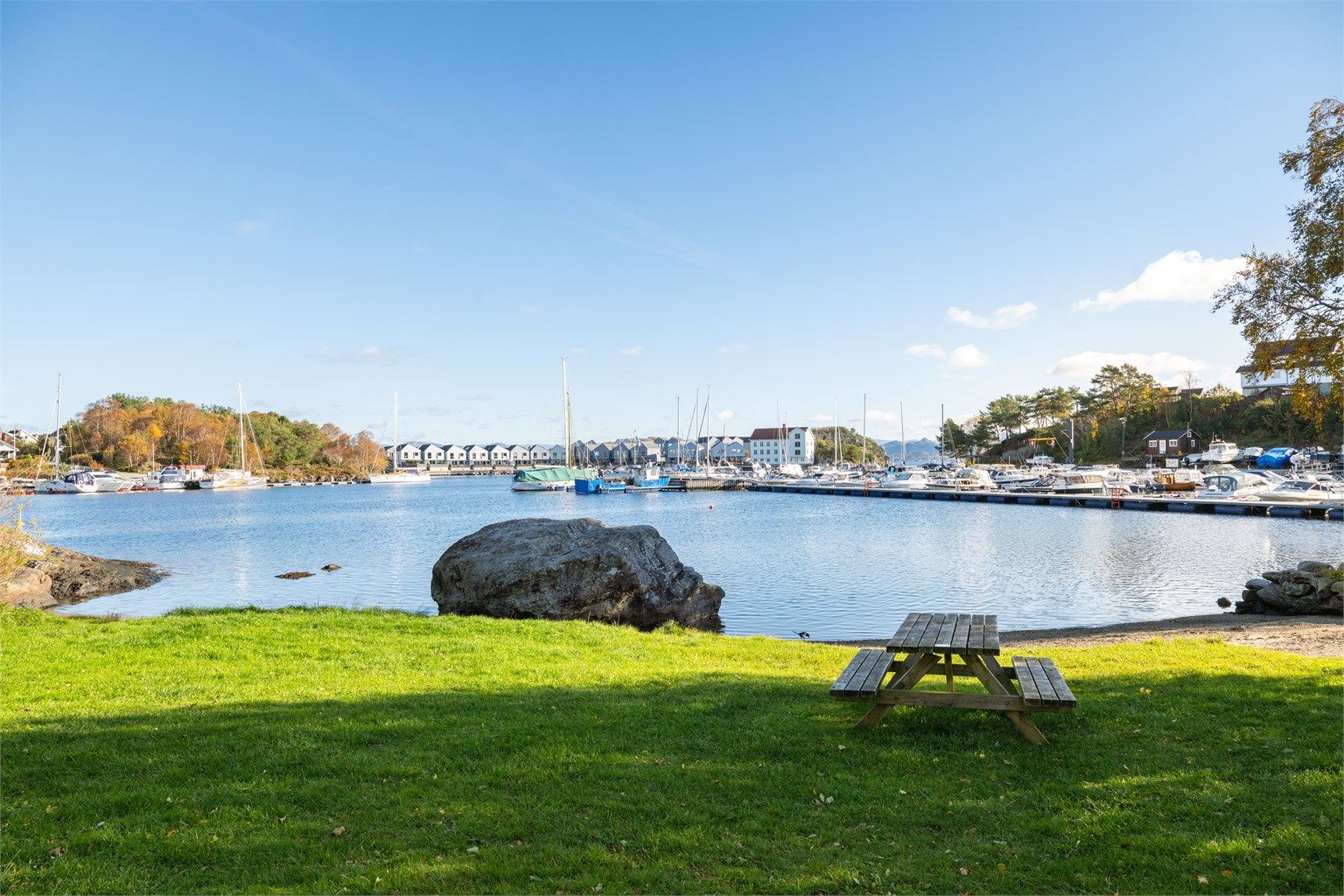 Buøy båtforening og Grønnaviga ligger i kort gangavstand fra boligen