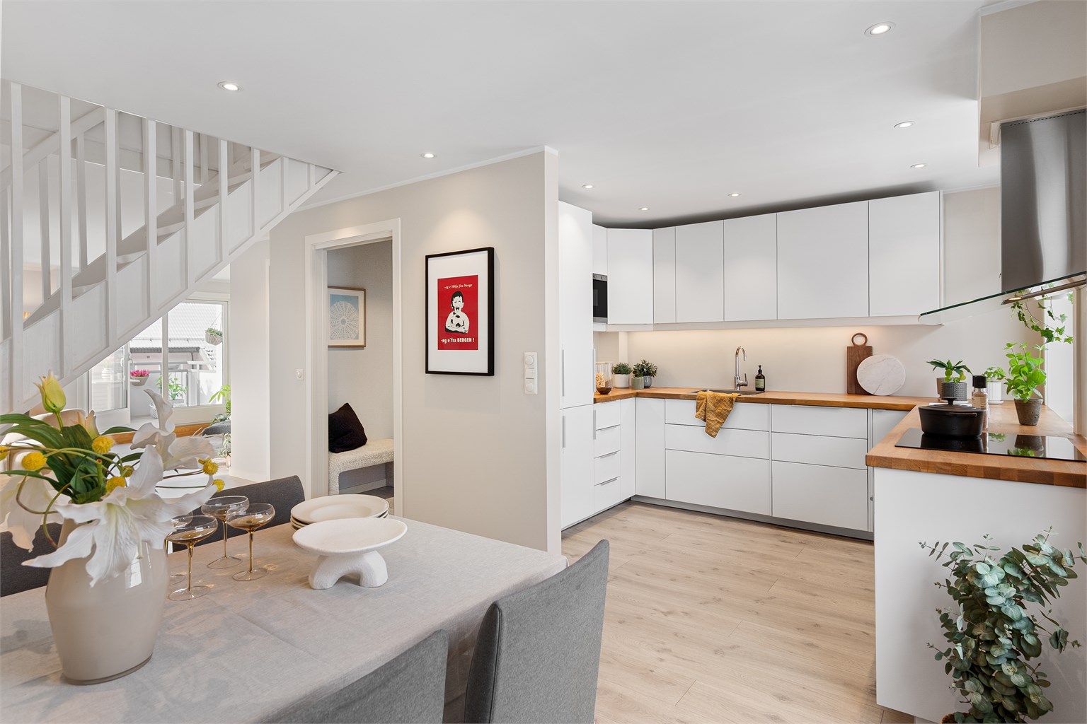 - Spotter i tak som gir en fin belysning i rommet -