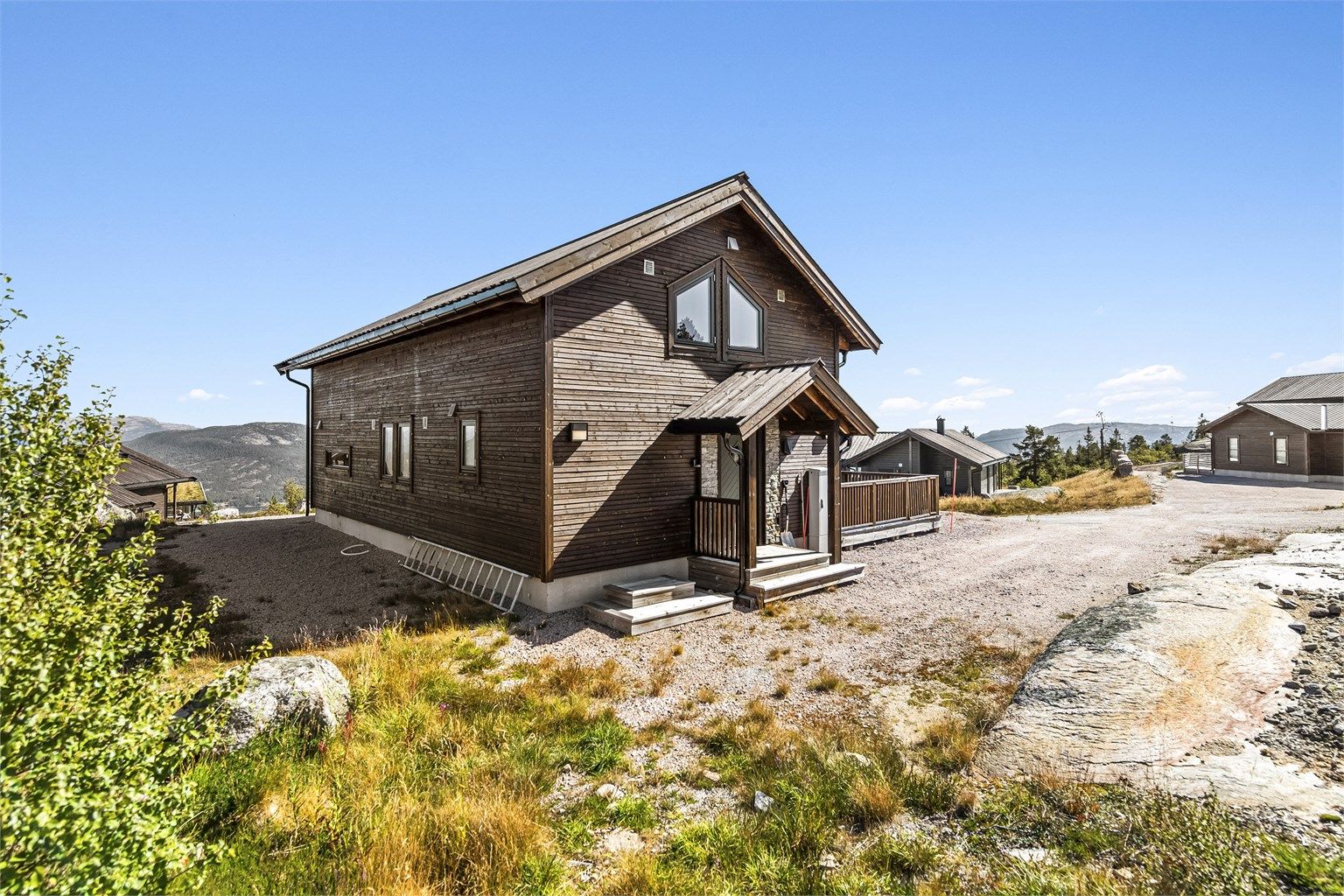 Stor gårdsplass med gode parkeringsmuligheter