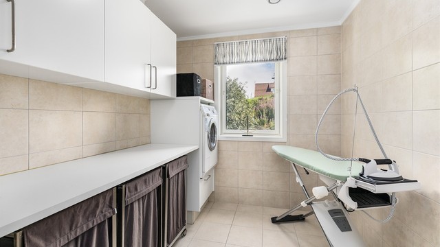 Vaskerommet er praktisk innredet og av god størrelse til sitt formål. Som på badet er gulv og vegger flislagt også her.