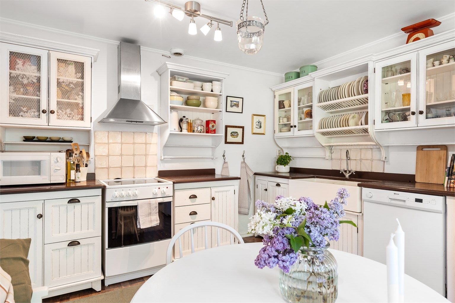 Her får du en innholdsrik bolig med 3 soverom, bad, vaskerom, stue, kjøkken, omkledningsrom, samt innvendig- og utvendig bod.