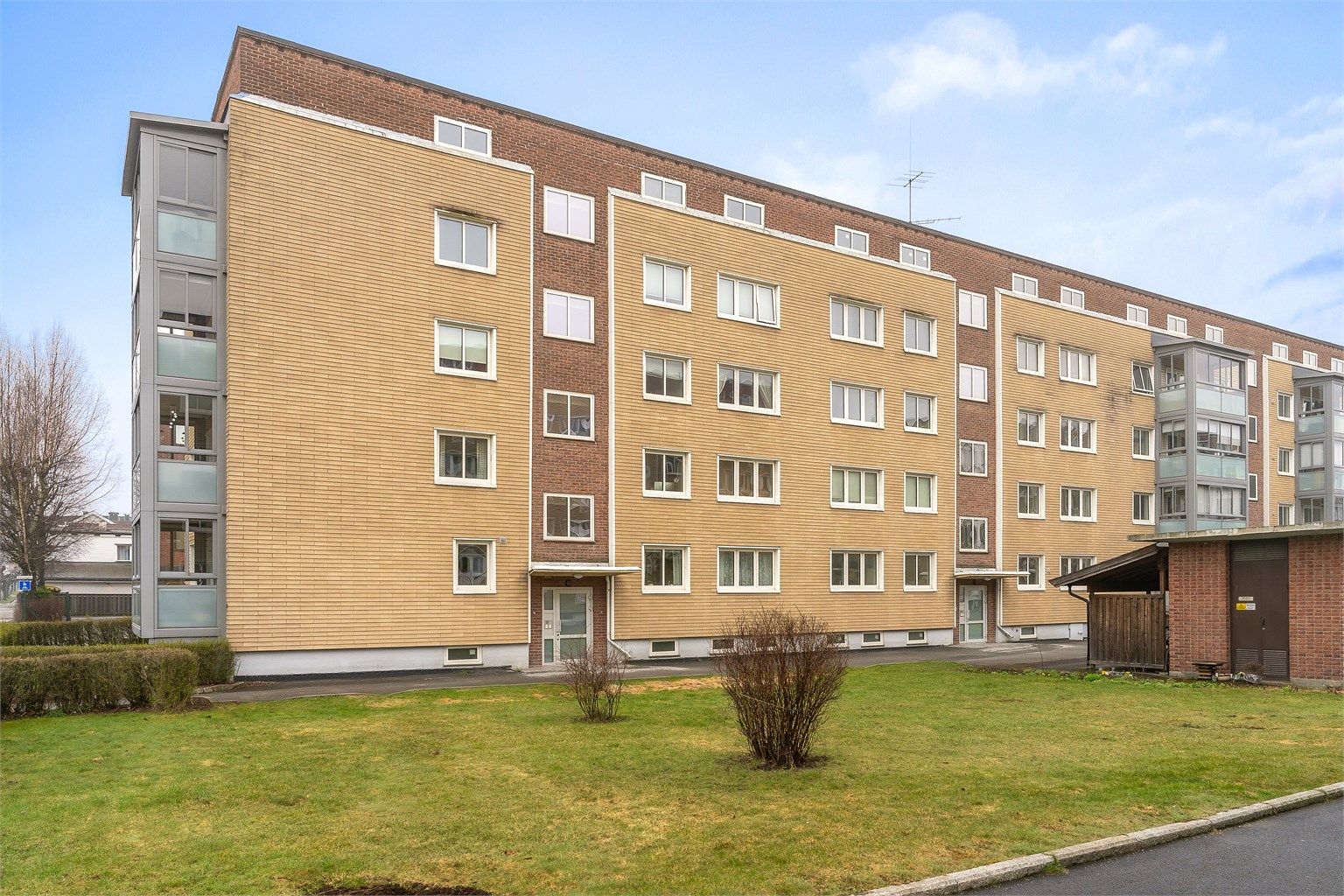 Felles overbygget inngangsparti med videre trappeadkomst til leilighetens etasjeplan. 