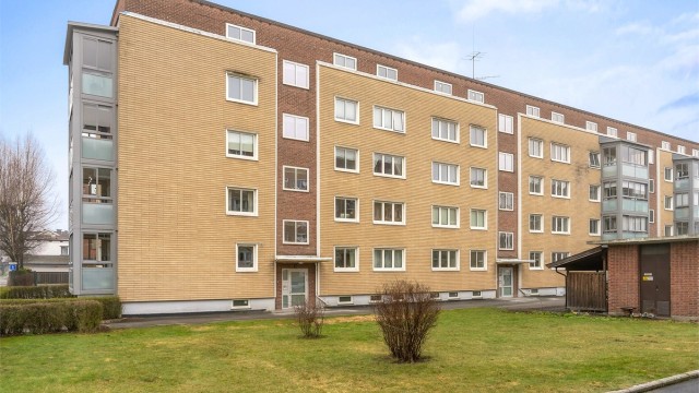 Felles overbygget inngangsparti med videre trappeadkomst til leilighetens etasjeplan.