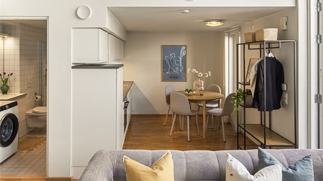 Det medfølger en parkeringsplass (plass nummer 4105) i et felles parkeringsanlegg. Fastmontert lader for EL-bil følger med (montert i 2025).
