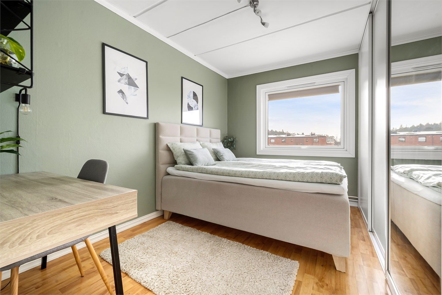 Leiligheten har to lyse og romslige soverom med gode vindusflater som slipper inn rikelig med dagslys. Hovedsoverommet har god plass til dobbeltseng og øvrig møblement.