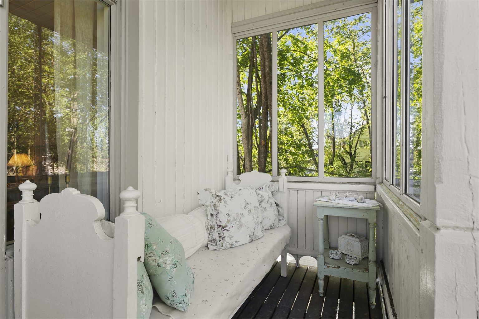 Hyggelig uteplass på veranda tilknyttet stuen.
