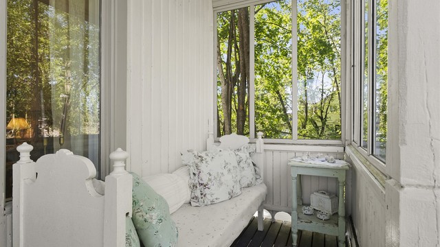 Hyggelig uteplass på veranda tilknyttet stuen.
