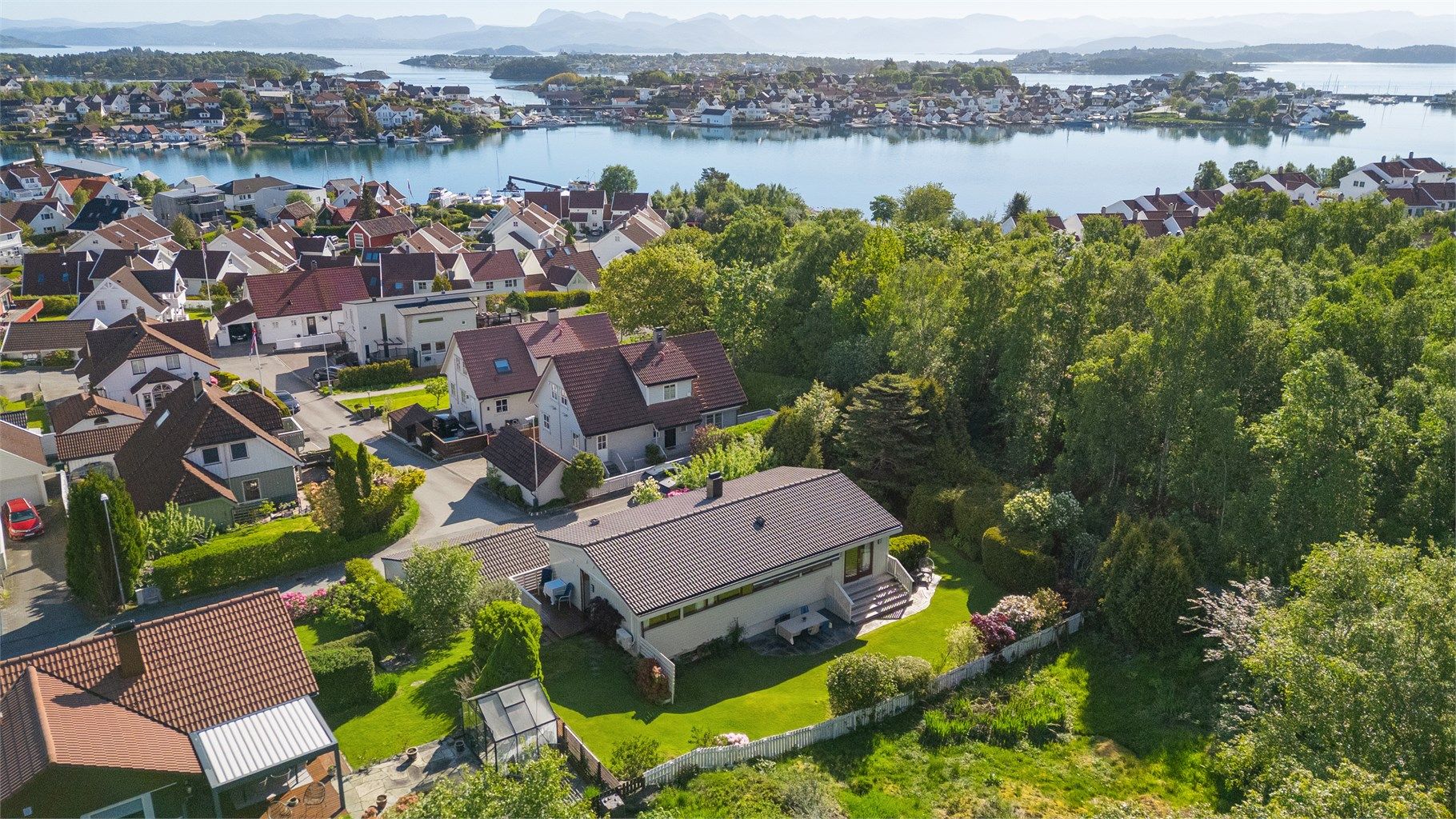 Beliggenheten kombinerer nærhet til natur med kort avstand til sjø, strand samt gode servicetilbud.