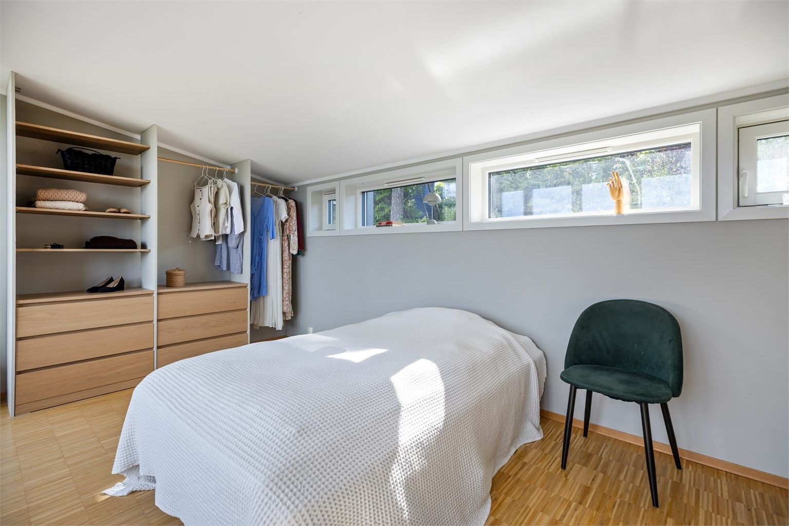Spesialbygget garderobeløsninger på begge sider for å utnytte plassen. 