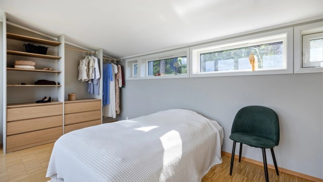 Spesialbygget garderobeløsninger på begge sider for å utnytte plassen.