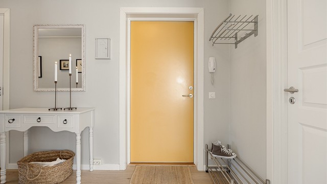 Entréen er utstyrt med gulvvarme og har plass til klesoppheng og skooppbevaring.