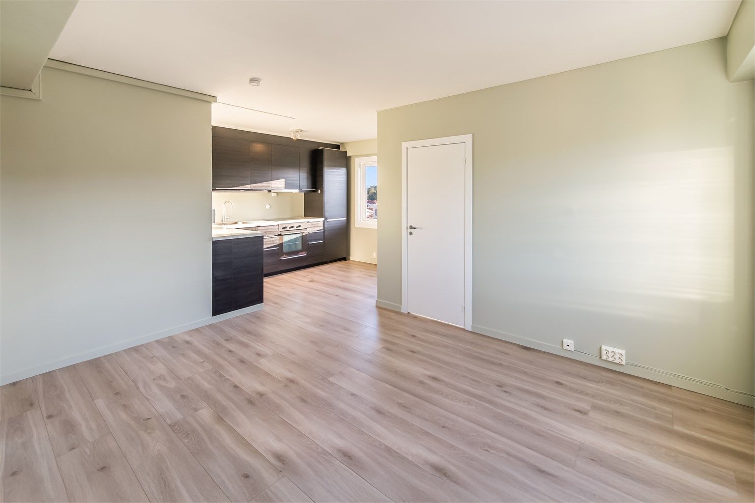 Kjøkkenet ligger i åpen løsning mot stuen