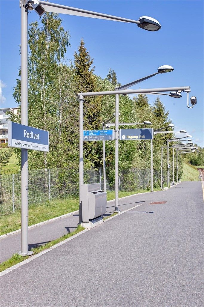 Rødtvet t-banestopp ligger ca. 500m fra leiligheten. Her går linje 4 og 5. Rødtvet busstopp ligger for øvrig kun 50m fra leiligheten.