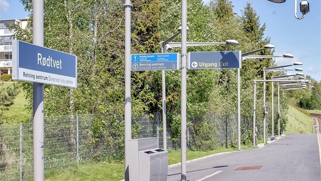 Rødtvet t-banestopp ligger ca. 500m fra leiligheten. Her går linje 4 og 5. Rødtvet busstopp ligger for øvrig kun 50m fra leiligheten.