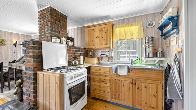 Kjøkkeninnredning fra byggeåret med benkeplate i rustfritt stål.