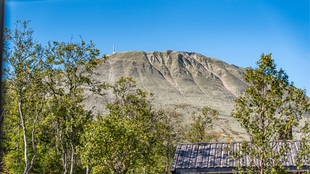 Gaustatoppen rager 1883 meter over havet og er et markant blikkfang i nærområdet.