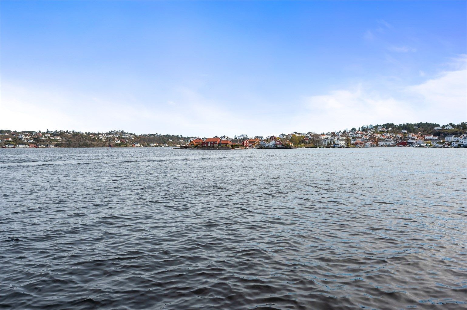 Leiligheten har en sentral beliggenhet med rikt utvalg av kafeèr og restauranter, samt sjøen og vakre omgivelser rett utenfor døren.  Fotograf: Thor Brobakken.
