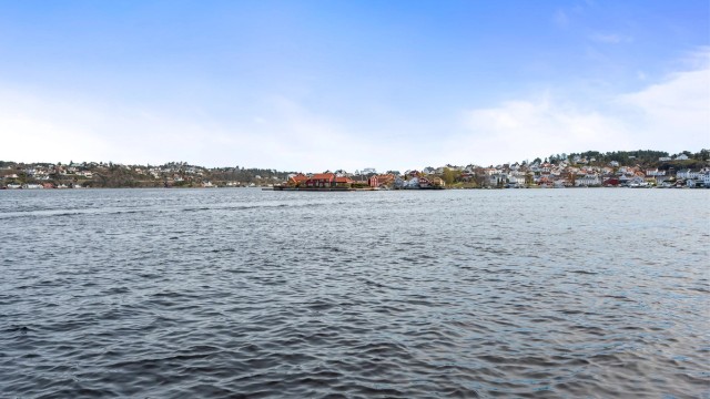 Leiligheten har en sentral beliggenhet med rikt utvalg av kafeèr og restauranter, samt sjøen og vakre omgivelser rett utenfor døren. Fotograf: Thor Brobakken.