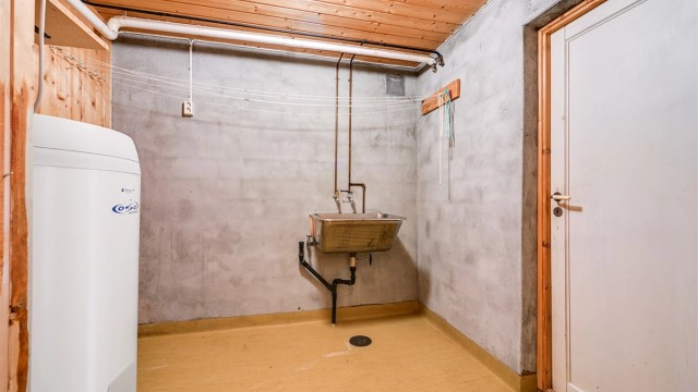 Separat vaskerom med opplegg for vaskemaskin. Her er også boligens varmtvannsbereder fra 2009 plassert.