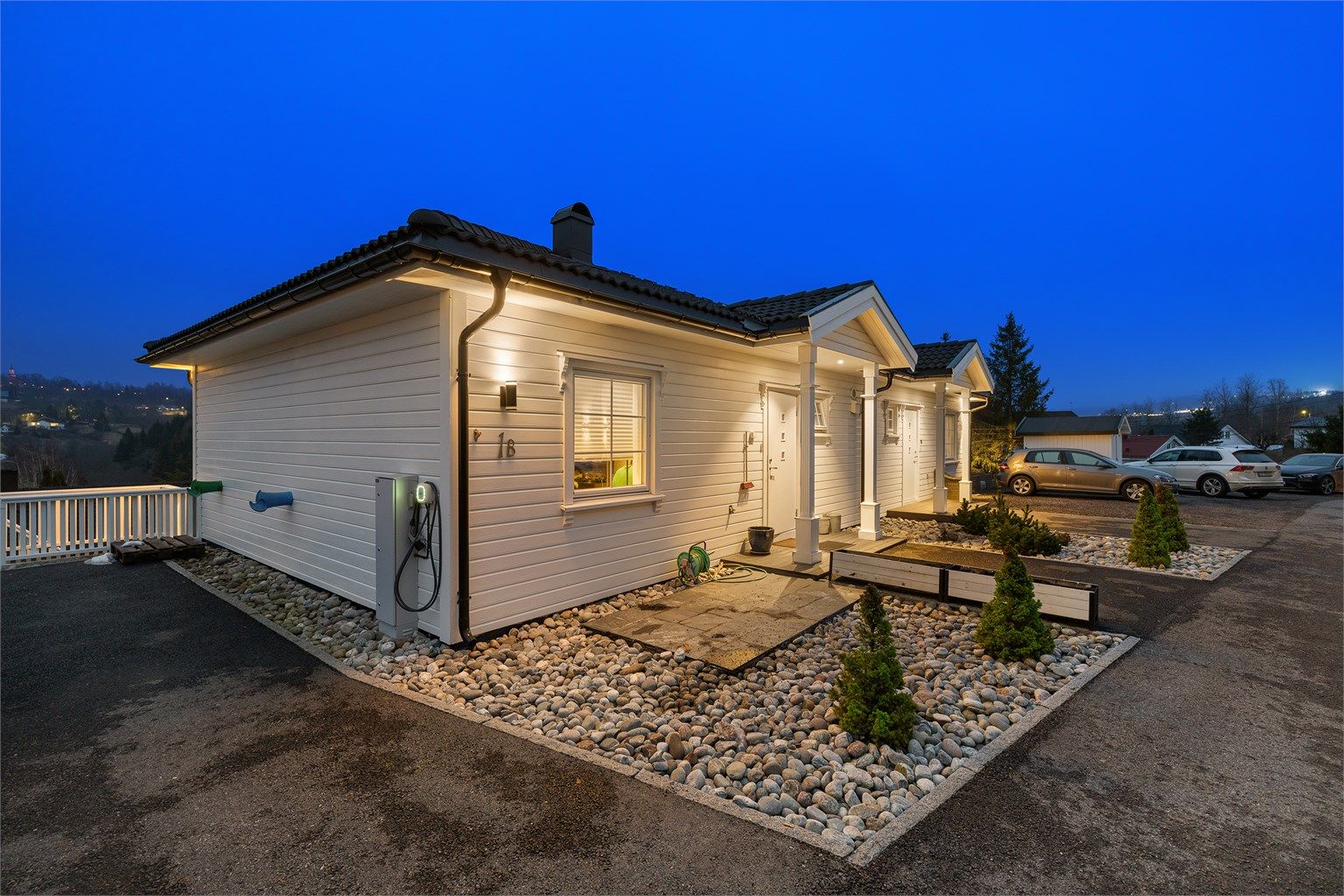 Eiendommen er tilrettelagt for en moderne hverdag med egen lader for elbil og har et flott uteområde.