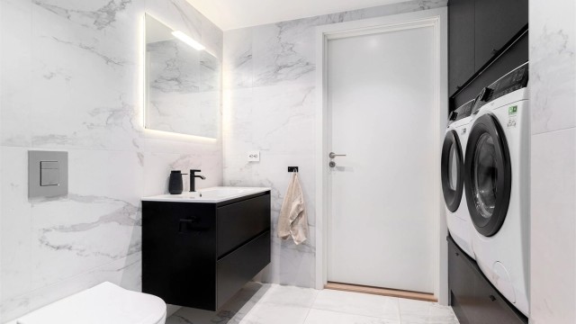 Rommet er utstyrt med en praktisk innredning som gir god oppbevaringsplass og hevet vaskesøyle, slik at maskinene er plassert i ergonomisk arbeidshøyde. Her er det kvalitetsleverandører som Tapwell, Villeroy & Boch og HTH