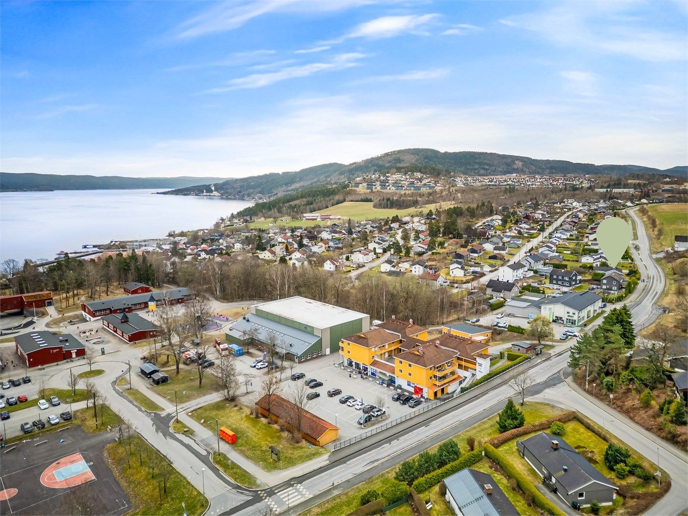 Det er svært kort gangavstand til Kiwi og Rema 1000 med post-i-butikk. 