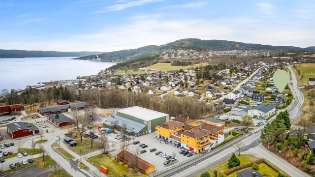 Det er svært kort gangavstand til Kiwi og Rema 1000 med post-i-butikk.