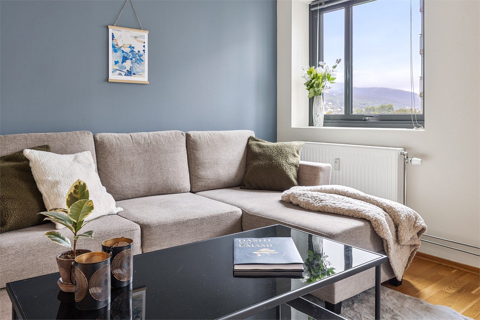  Leiligheten har balansert ventilasjonsanlegg og fjernvarme via radiatorer. 