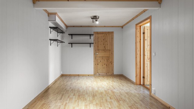 Det er svært god lagringsplass i to store boder i underetasjen.