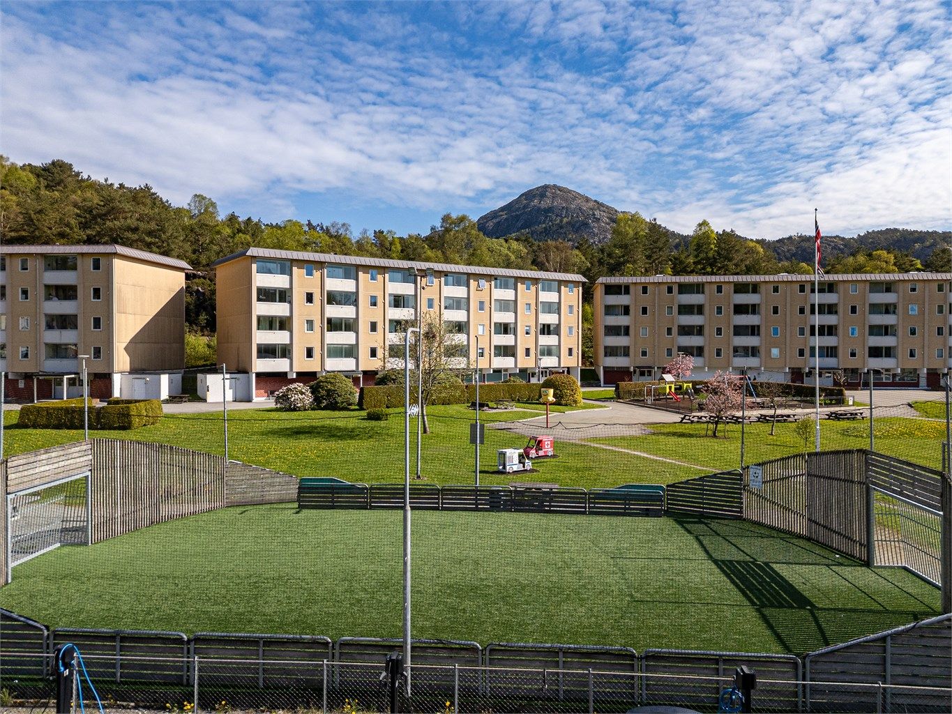 Nærhet til flotte turområder som Lyderhorn, som skimtes i bakgrunnen.