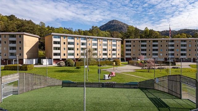 Nærhet til flotte turområder som Lyderhorn, som skimtes i bakgrunnen.