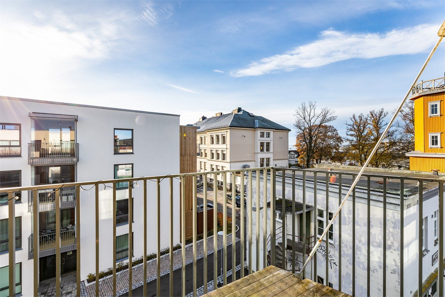 Balkongen vender mot skjermede omgivelser i Skarmyrakvartalet. Her sitter du også henvendt mot solens gang fra morgen til kveld sommerstid.