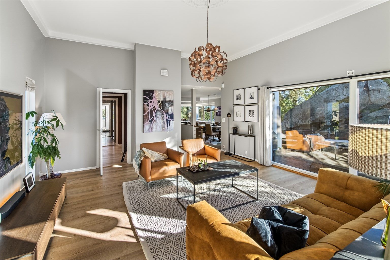 I hovedstuen er takhøyden ca. 3,4 meter, noe som gir en meget god romfølelse da det i tillegg er en stor vindusflate som sørger for godt med lysinnslipp