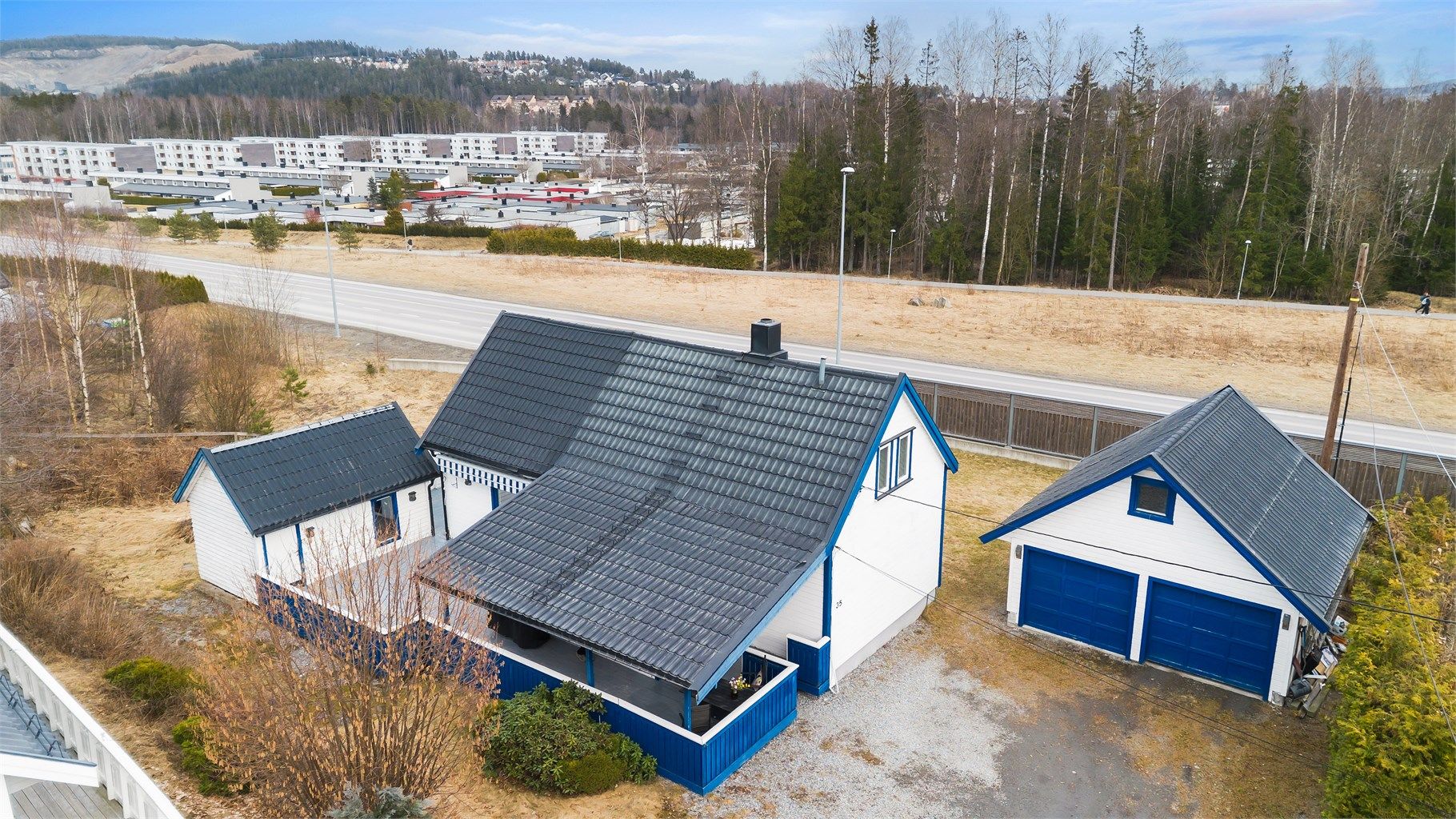 Boligen har en sentral beliggenhet på Skedsmokorset.