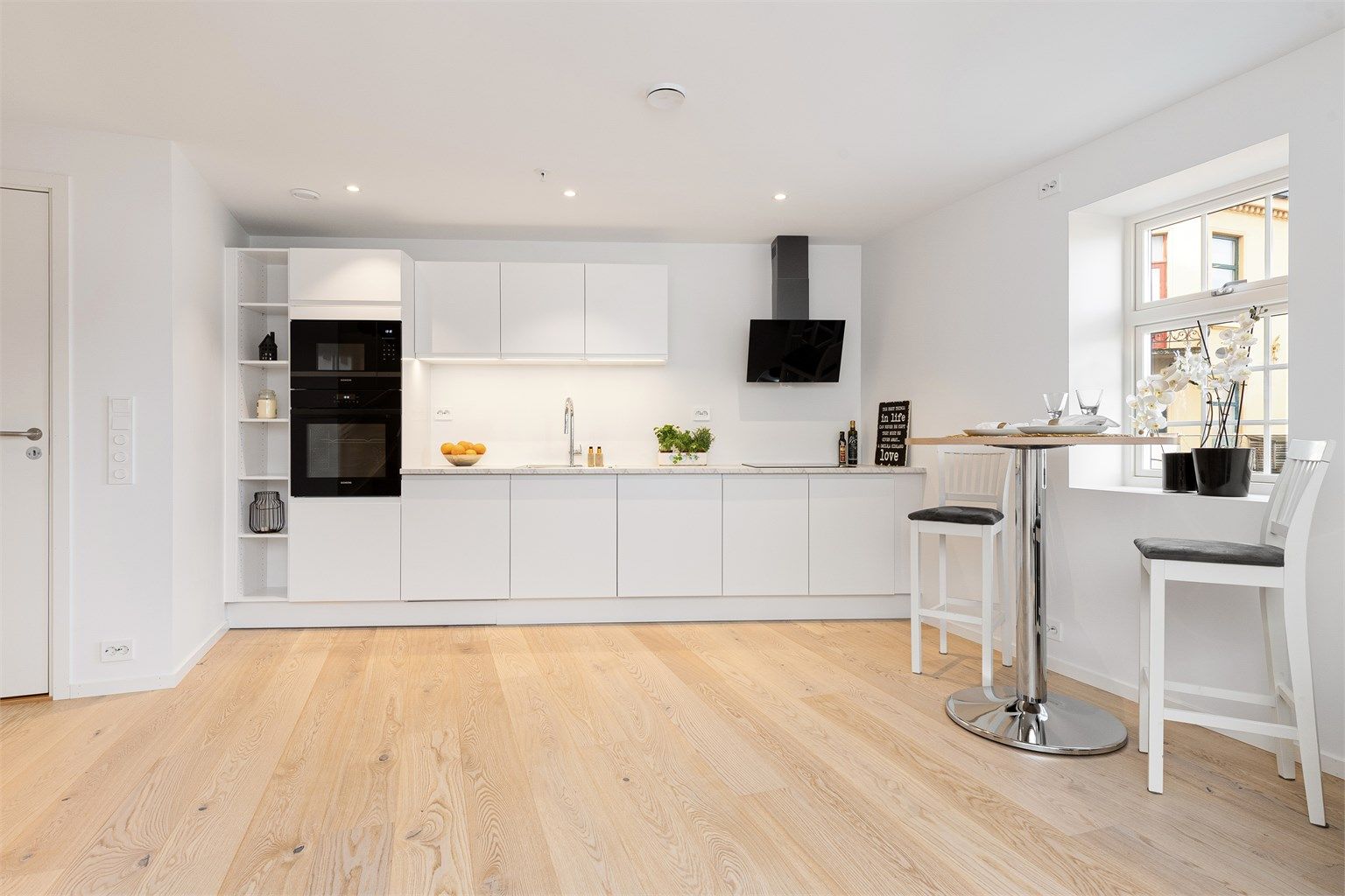 Kjøkkenet har en funksjonell utforming med god arbeidsflyt og smarte løsninger