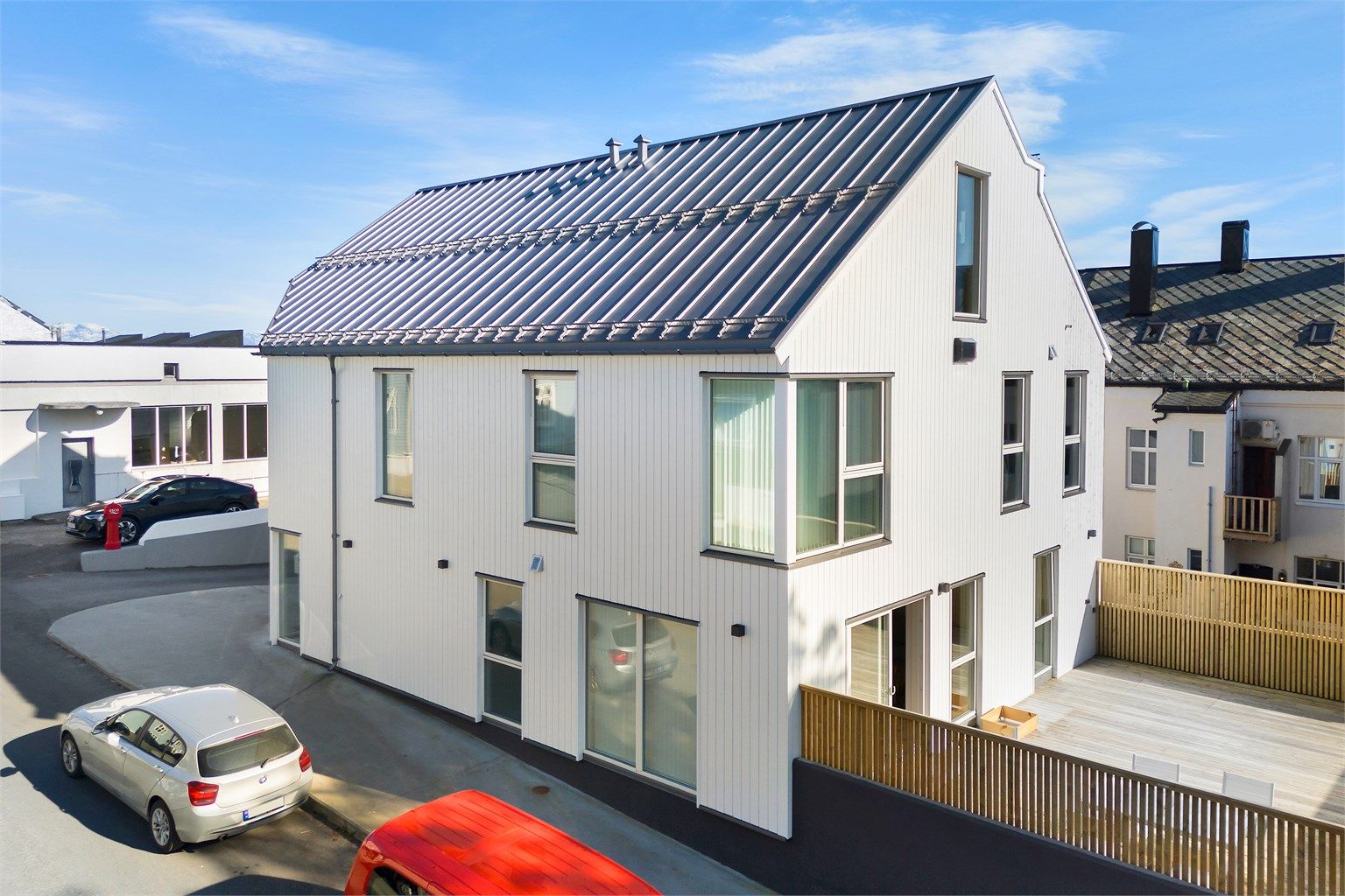Eiendommen ligger  i et rolig strøk med kort veg til bysentrum