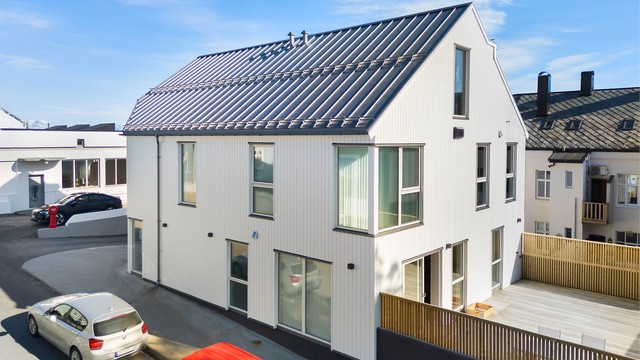 Eiendommen ligger i et rolig strøk med kort veg til bysentrum