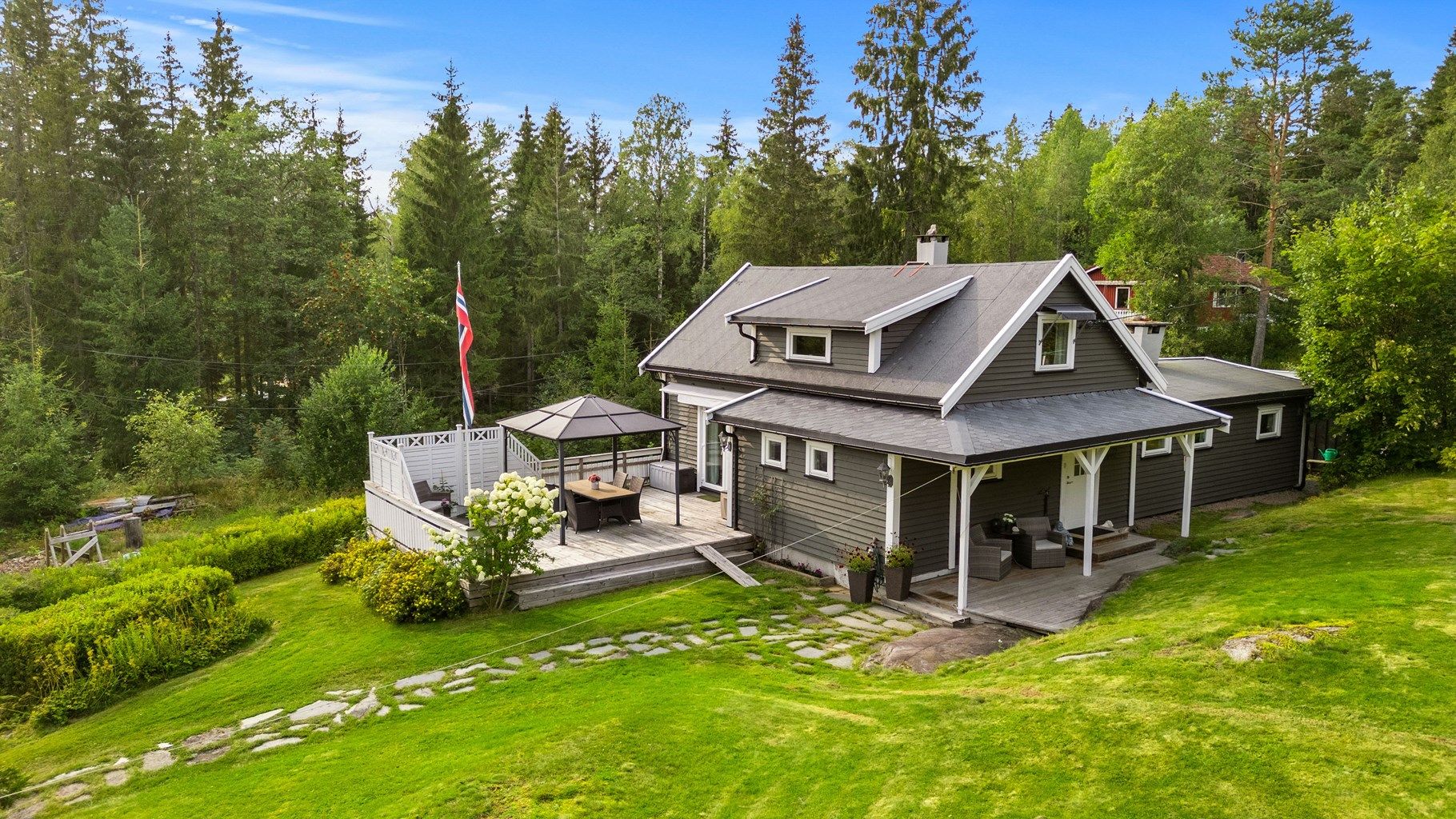 Velkommen til Sørbråtveien 26 - Presentert av Therese Ekeli Berg og Emma Eikrem ved Krogsveen eiendomsmegling.