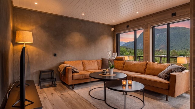 De store vindusflatene gir en flott kontakt med omgivelsene samtidig som de rammer inn den vakre utsikten mot fjell og landskap.