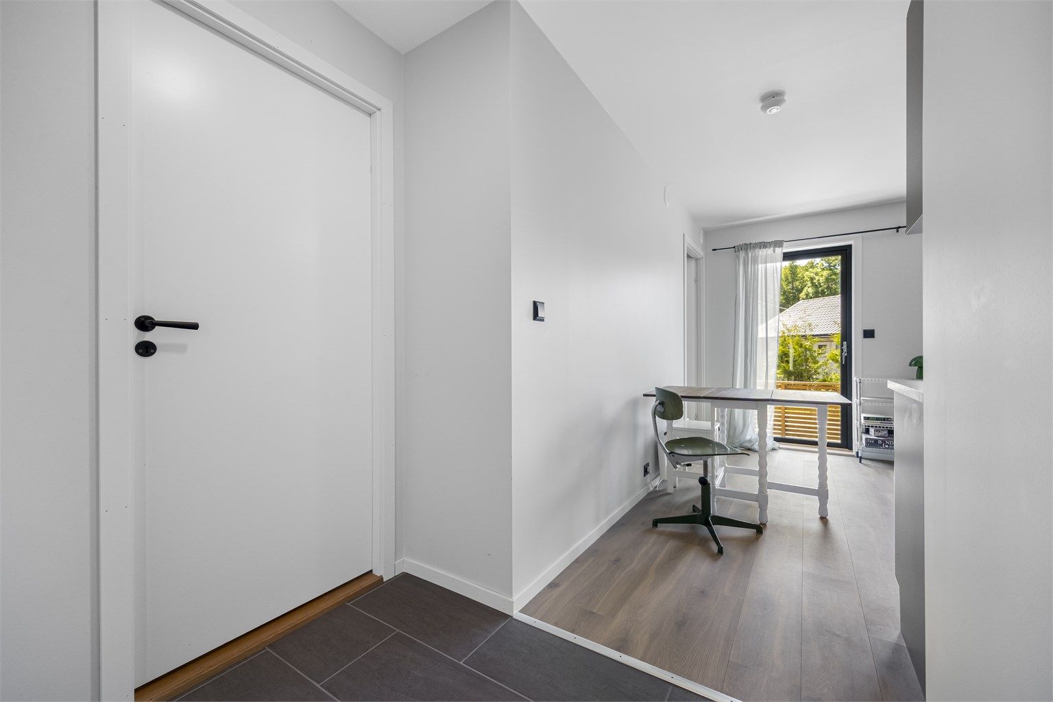 Fra entréen åpner leiligheten seg opp mot stue og kjøkken.