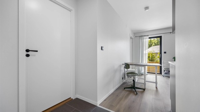 Fra entréen åpner leiligheten seg opp mot stue og kjøkken.