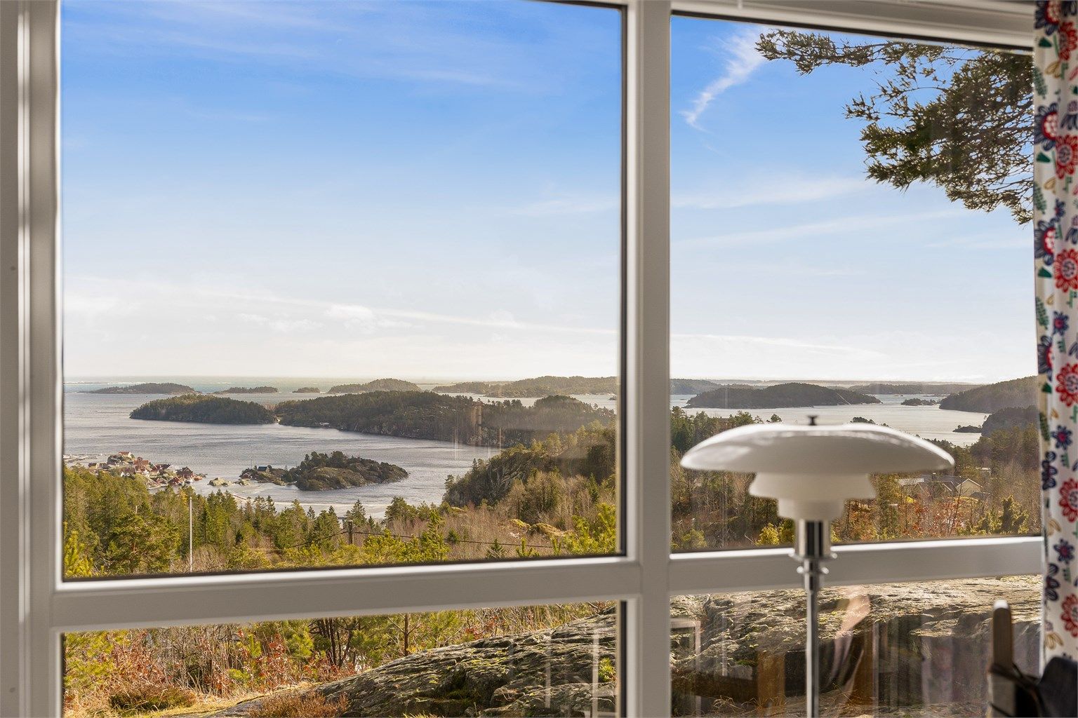 SPEKTAKULÆR UTSIKT: Fra stua i hytta brer utsikten seg over et vakkert landskap av holmer og skjær.