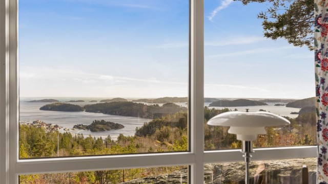 SPEKTAKULÆR UTSIKT: Fra stua i hytta brer utsikten seg over et vakkert landskap av holmer og skjær.