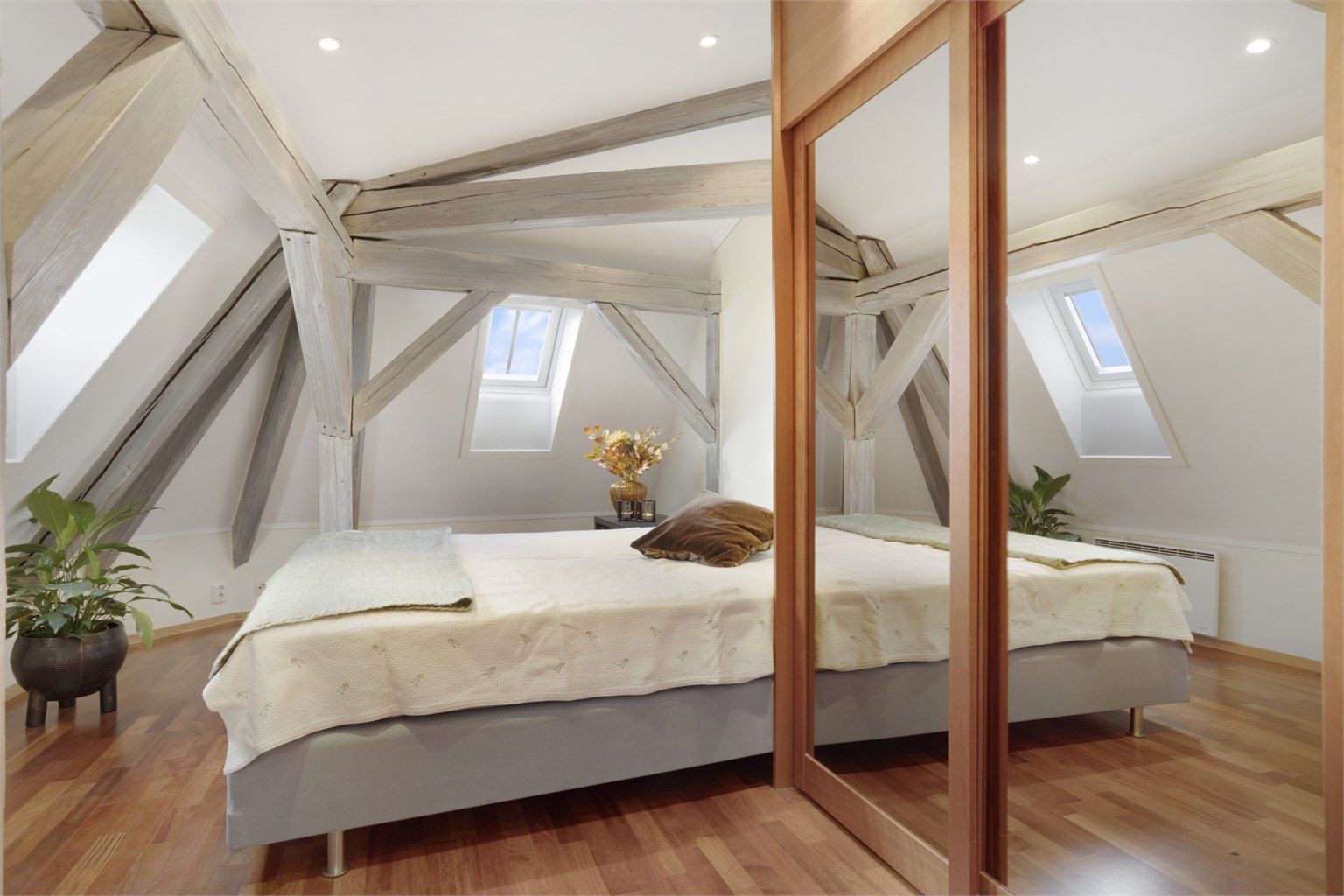 Soverom 2 er på 15 kvm og har god plass til dobbeltseng av ønsket størrelse, nattbord og garderobeskap. 