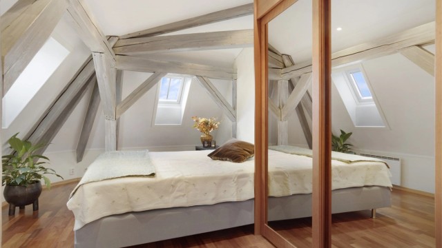 Soverom 2 er på 15 kvm og har god plass til dobbeltseng av ønsket størrelse, nattbord og garderobeskap.