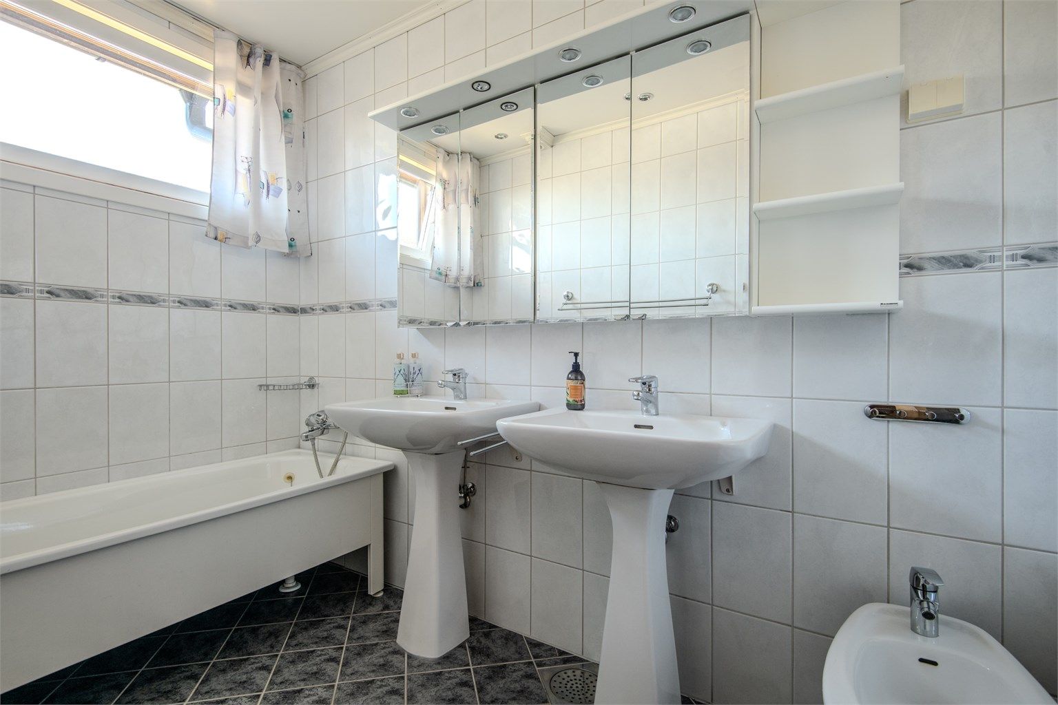 Flislagt bad med badekar.