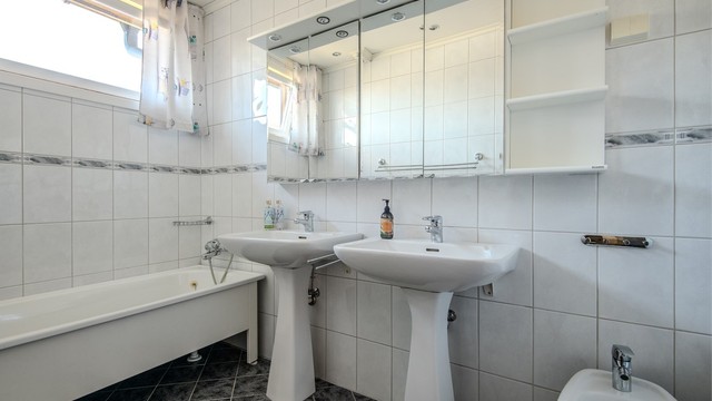 Flislagt bad med badekar.