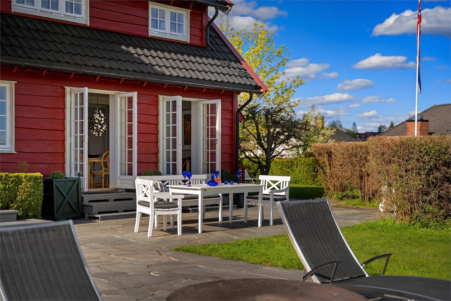 Terrassen ved stuen er på hele 72 kvm
